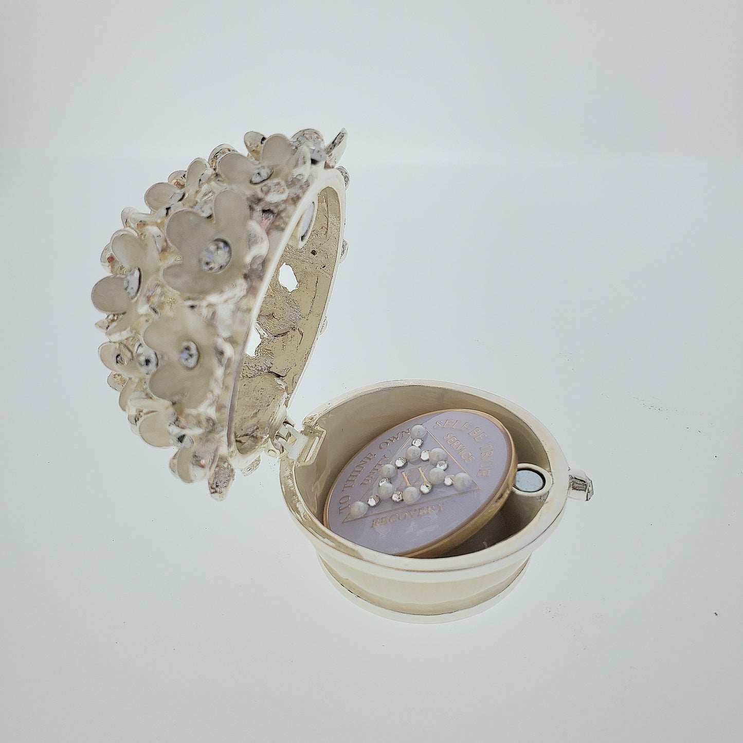 White Flower Basket Chip Holder with matching Medallion